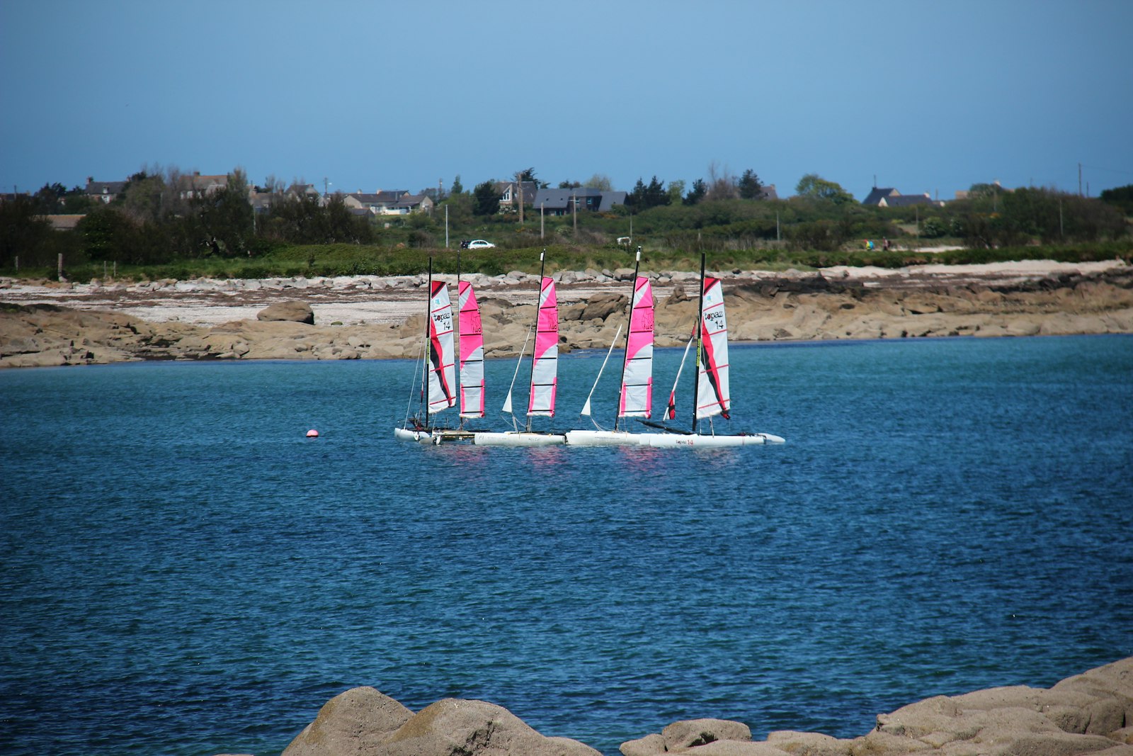 Augmentation des prix des carburants : un nouveau défi pour vos sorties en catamaran à Maurice